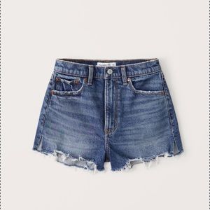 Abercrombie and Fitch. Curve love mom short high rise. Size 28